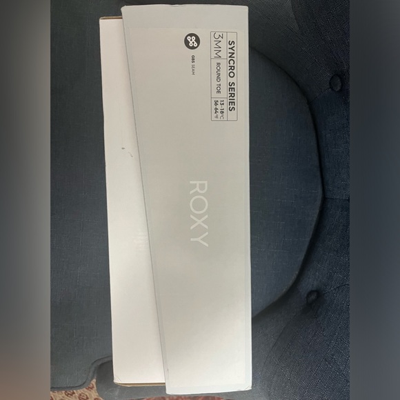 Roxy Syncro Series 3MM round toe wet suit shoes, size 8, NWT and box, never worn - Picture 12 of 13